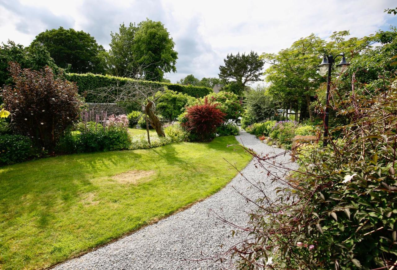 Hotel Ashfield House Grassington Exteriér fotografie The entrance to the walled garden